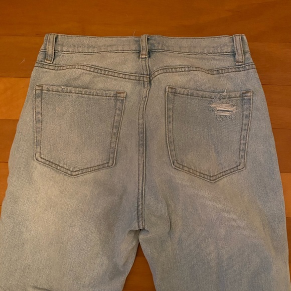 Lightwash Distressed Jeans - Picture 4 of 4